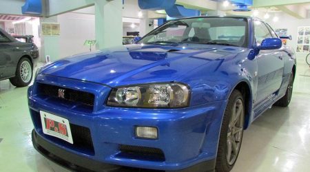 BNR34GT-R〔車台番号010107〕<br>
先代GT-Rでの反省点と、その開発過程で得られた技術的なノウハウを投入し「世界一の走り」をテーマに掲げて開発された10代目のR34型は、居住性よりも走行性能を重視し平成10年5月に登場。ボディーのサイズダウンを図ると共に剛性を大幅にアップ。走行安定性を向上させ、その重さを意識させない仕上りとなった。そして翌年1月にはGT-Rが発売され、Vスペック・VスペックⅡ・Mスペック...と開発陣の限りないエネルギーと情熱を注ぎ込まれ、常に「究極」を追い求め進化し続けてきた。そうGT-Rは決してとどまることを許されなかった。それらGT-Rの集大成ともいえる最終限定車VスペックⅡ「Nur」は発表当日に1000台が完売する快挙を成し遂げ、改めてスカイラインの人気の高さを証明しながら二世代GT-Rはフィナーレを迎えた。R34は20世紀最後のGT-Rとなったのである。この車両は、日産村山工場で最後に生産された、まさに記念すべき一台である。