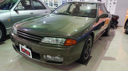 HR32(改)オーテックバージョン<br>1992年4月...スカイラインの父こと櫻井眞一郎氏率いるオーテックジャパンのプロデュースにより、走る歓びを知り尽くした大人のためのグランドツーリングカーがベールを脱いだ。
この上品なイエローイッシュグリーンパールメタリックのボディカラーがひときわ大人のムードを漂わす車両は、GTS-4の4ドアセダンをベースにGT-RのRB26DETT からターボを取り去り、
220psを発揮するRB26DEを移植した他、それに伴う高い制動性能、快適な乗り心地のためのサスペンションを採用するなどし、“街乗りからスポーツ走行まで“を安全に且つ高質な走りにすることをコンセプトに生まれてきた。それは「GT-Rに興味はあるけれど4ドアがいい」「ハイパワーよりもフィーリングが大事」など、スカイラインにこだわりを持つユーザーに奉げられた限定198台のスペシャルカーである。