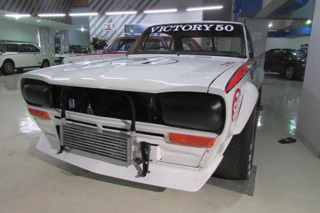 スカイライン2000GTR ハコスカレーシング#21<br>サーキットで勝つために生まれた「GT-R」は、JAFグランプリ2年10か月にしてサーキット50勝の前人未到の記録を達成しました。同車両は'72年3月の富士300kmスピードレースから同9月の富士インター200マイルレースを久保田洋史のドライビングにより3戦連続表彰台という輝かしい成績をおさめた車両です。