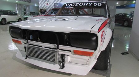 スカイライン2000GTR ハコスカレーシング#21<br>サーキットで勝つために生まれた「GT-R」は、JAFグランプリ2年10か月にしてサーキット50勝の前人未到の記録を達成しました。同車両は'72年3月の富士300kmスピードレースから同9月の富士インター200マイルレースを久保田洋史のドライビングにより3戦連続表彰台という輝かしい成績をおさめた車両です。