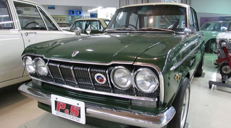 2代目スカイライン<br>タクシー・ハイヤーといった社用車ではなく、サラリーマンが自分で車が買える時代になり〝マイカー〟という言葉が使われ始めた頃、プリンス・スカイラインは大きな飛躍を迎え、昭和38年9月二代目スカイラインは新感覚の近代的ファミリーセダンとして誕生した。 昭和41年の日産自動車との合併に伴い、翌42年に発売された後期モデルはニッサンプリンスという呼び名に変わったものの、依然として純然たるプリンス製に変わりなく、S57型スカイラインにはプリンスの最先端技術の結晶とも言えるG15型SOHCエンジンが搭載されている。このユニットはチェーン駆動・半球型燃焼室とクロスフロー方式という画期的なメカニズムで88psの高出力を誇り燃費も大幅に向上し、翌年の自動車技術会「技術賞」を受賞。当初はG15型のみであったがのちにC10スカイラインにも搭載されG18・G20型へと発展。更には1973年の排ガス規制までC110ケンメリにも搭載された。